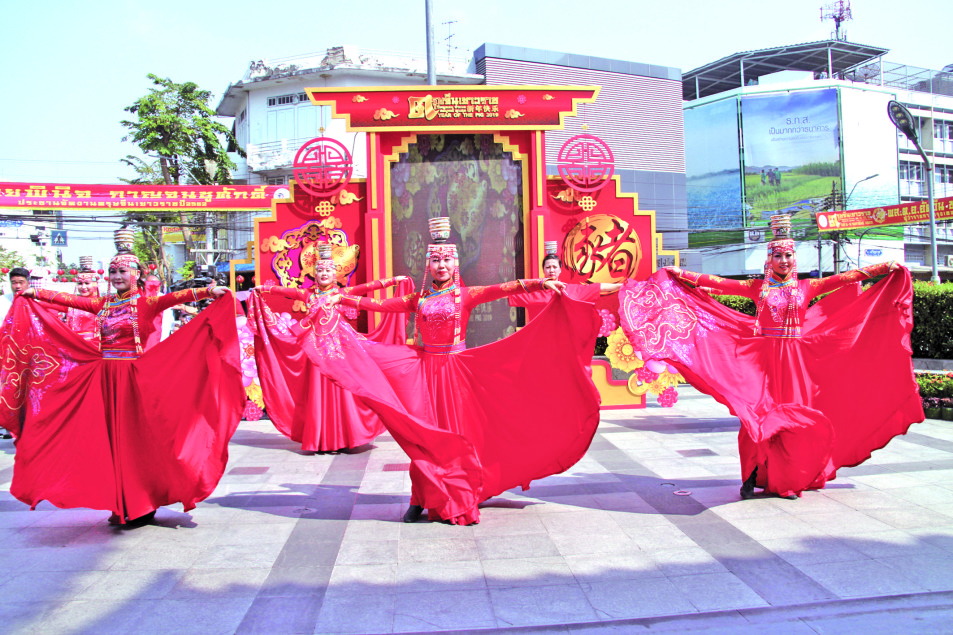 2019 年泰国“欢乐春节”活动曼谷中国城演出现场。图为蒙古族舞蹈《顶碗舞》。
